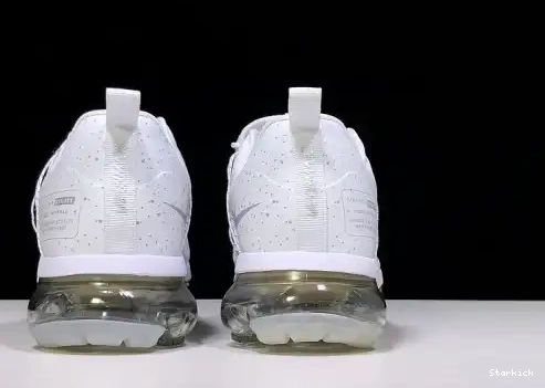 AQ8811-100 RUN WHITE VAPORMAX AIR UTILITY (W) REFLECT SILVER 0525